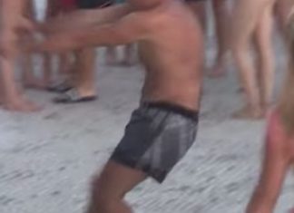 Nuk i rezistoi muzikës, vallëzimi i turistit i bëri të gjithë të qeshin (VIDEO)