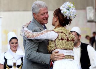 Shqiptarët i dhurojnë çiftit Clinton veshje nacionale për ditëlindjen e ish-presidentit amerikan