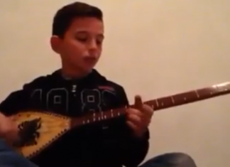 Djaloshi godet keq veteranët e UÇK-së me këngë, “Po ia merrni bukën ushtarit të vërtetë (VIDEO)