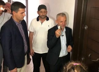 Humanisti shqiptar i bën me shtëpi katër familje natën e Bajramit