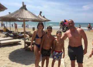 Haradinaj vazhdon pushimet në plazhin e Durrësit (FOTO)