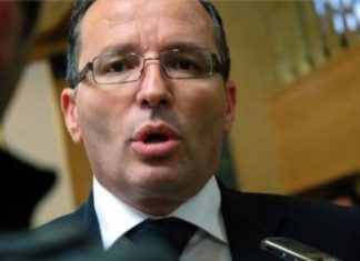 E ka në duar kuletën e shtetit, por ky ministër ha në qebaptore