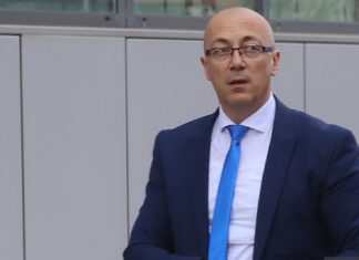 Jep dorëheqje kryetari i Mitrovicës, ndërpret komunikimin me institucionet e Prishtinës