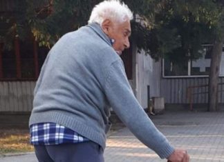 Plaku 96 vjeçar del për të votuar