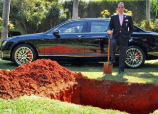 Biznesmeni varros veturën, arsyeja do ju habisë