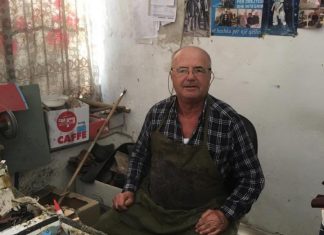 Ustai i këpucëve në Durrës e befason turistin norvegjez, një surprizë me celularin dhe portofolin që humbi