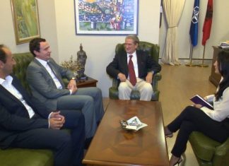 Takimi i pazakontë: Sali Berisha dhe Albin Kurti ‘bëhen’ bashkë kundër Thaçit