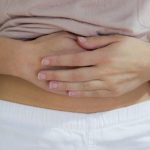 Keni dhimbje të forta menstruale? Këto metoda shtëpiake do t’ju ndihmojnë