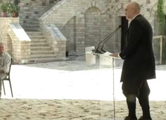 Edi Rama e tepron me paraqitjen e tij, në Korçë shkon i veshur si bari delesh (FOTO)