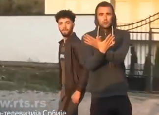 Trimat nga Drenica, para syve të gazetarëve nga Serbia e bëjnë Shqiponjën (VIDEO)
