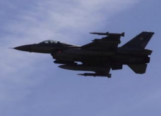 Shtyp butonin e gabuar në F-16, shkatërron aeroplanin në pistë (VIDEO)