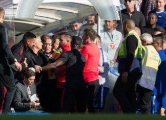 Festoi para Mourinhos, FA akuzon asisitentin e Sarrit
