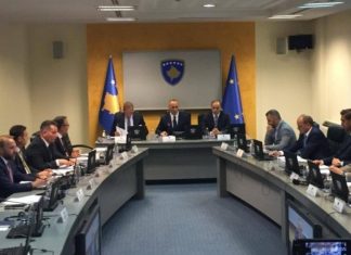 Qeveria nuk ka ndërmend ta ndal luksin as vitin e ardhshëm, planifikon blerje veturash dhe orendish