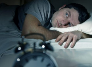Zgjoheni gjatë natës? Trupi po ju paralajmëron për këto rreziqe shëndetësore