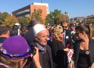 Plaku që iu bashkangjit paradës së homoseksualëve tregon arsyen pse ishte aty (FOTO)