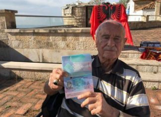 90-vjeçari turk merr pasaportën shqiptare, nderim për të atin (FOTO)