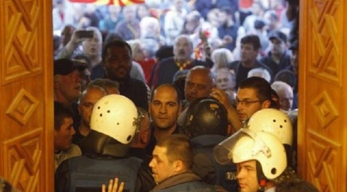 Protestuesit-para-deres-se-Kuvendit-27-prill-780-780x439