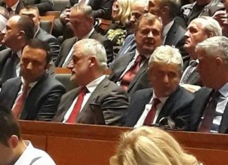 Ali Ahmeti festën e alfabetit e feston mes dy Thaçëve