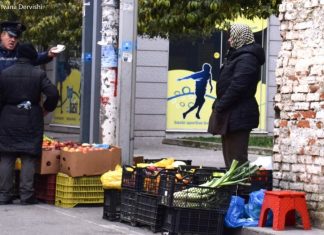 Shitësit ambulantë në Tiranë thonë se po trajtohen nga shteti si “kosovarët që sulmoheshin nga serbët”