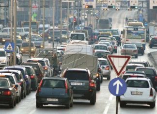 Policia civile po i heq tabelat serbe në rrugët e Kosovës
