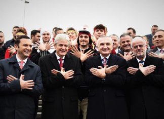 Ali Ahmeti bashkë me funksionarët e BDI-së dhe presidentin shqiptar Ilir Meta bëjnë shqiponjën në Shkup