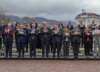 ‘Shkrin’ rrjetin zv-kryeministri i Kosovës, nuk di të bëjë shqiponjën (FOTO)
