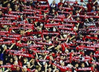 Shqiptarët dhe serbët “kacafyten” tek faqja e Milanit (FOTO)