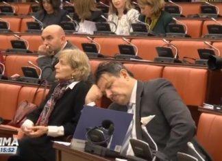 Gjatë seancës, Shilegov luante lojëra, zv-ministri i’a këput gjumit (FOTO)