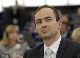 Eurodeputeti bullgar godet Maqedoninë: Historia juaj është e rreme
