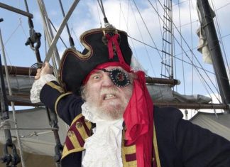 Pse piratët mbyllin vazhdimisht njërin sy? Ja cila mund të jetë e vërteta