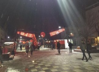 Kryetari i kësaj komune në Kosovë heq dekorimet e vitit të ri, kjo është arsyeja