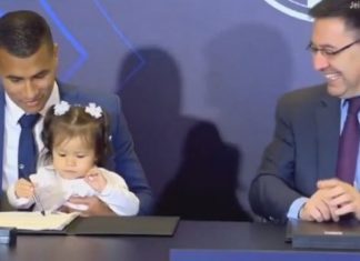 Momenti simpatik kur edhe vajza e Murillos ‘nënshkruan’ me Barcelonën (VIDEO)