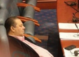 Amdi Bajram, në gjumë të thellë gjatë seancës parlamentare (FOTO)