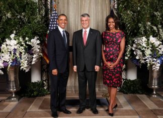 Ish Presidenti Obama përkujdeset për ulësen e Hashim Thaçit (FOTO)