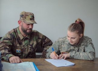 E pa parë, çifti nga Ferizaji kurorëzohen sot veshur me uniformë ushtarake (FOTO)