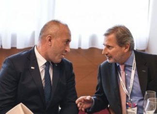 Taksa 100%, komisioneri Hahn nuk i’a ndërron dot mendjen Haradinajt (VIDEO)