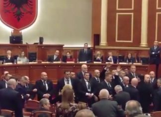 Jo vetëm vezë, me çfarë tjetër u qëllua në drejtim të Ramës sot në Kuvend (VIDEO)