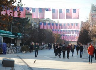 Flamuj të Amerikës mbizotërojnë në Prishtinë