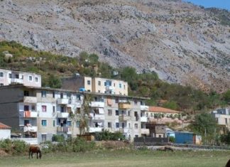Ky fshat shqiptar po shuhet nga azili: Çdo mëngjes numërojmë se kush iku