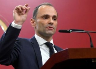 Filipçe: Shezlloni në plazh lehtë zëvendësohet me krevat të spitalit
