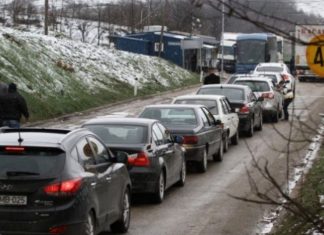 Mërgimtarët në Merdare presin deri në 8 orë