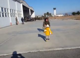 Emocionuese, kapitenia kthehet nga Afganistani, ja si e pret i biri (VIDEO)