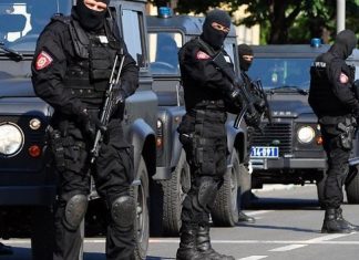 Serbët nisin bastisjen nëpër shtëpitë e shqiptarëve në Preshevë