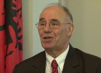 Presidenti Donlad Trump nderon shqiptarin Ramiz Tafilaj me Çmimin për Arritje Jetësore