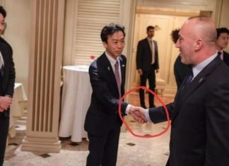 Kryeministri Haradinaj për pak sa nuk i “këput” dorën ambasadorit duke i’a shtrënguar
