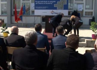 Momenti kur ambasadori zviceran rrëzohet në Skenderaj (VIDEO)