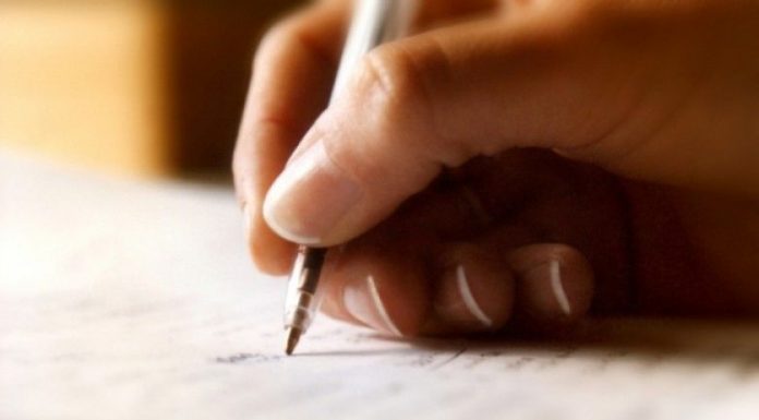 arsimtarja-doli-nga-klasa-maturant-euml-t-e-mbush-euml-n-regjistrin-me-nota-t-euml-mira_hd-780x439