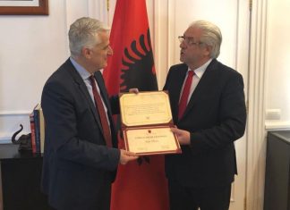 Në samitin e diasporës në Tiranë Lazim Destani merr çmimin “Shqiponja e Artë” dhe shpallet Ambasador i Kombit