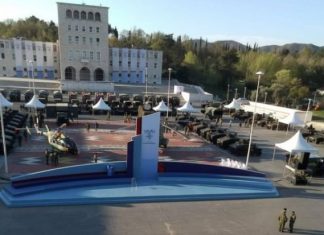 Pushtohet nga forcat ushtarake të NATO-s sheshi ‘Nënë Tereza’, qiellin e Tiranës e pushtojnë avionët