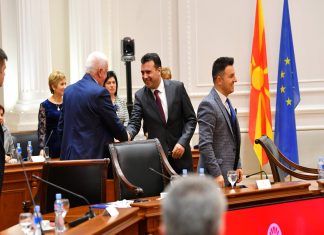 Zaev në takim me 40 sipërmarrës nga Oda ekonomike dhe industriale e Tiranës